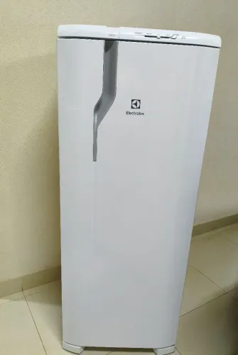 Geladeira Elétrolux 261 litros 110v-Semi Nova