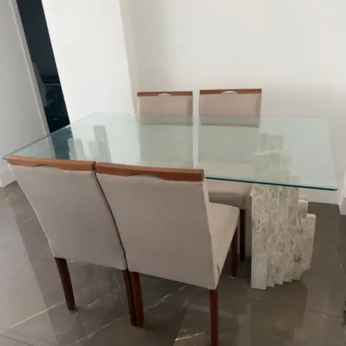 mesa de marmore com 4 cadeiras