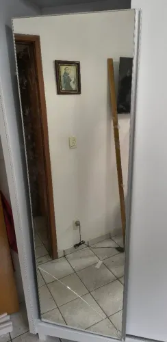 Espelho de porta de Guarda roupa. Quebrado!!