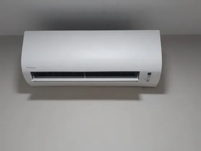 Aparelho de ar condicionado tipo split HIWALL DAIKIN 12.000 BTU's INVERTER