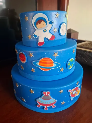 Bolo fake astronauta e dois painéis 50x50 de tecido e lona