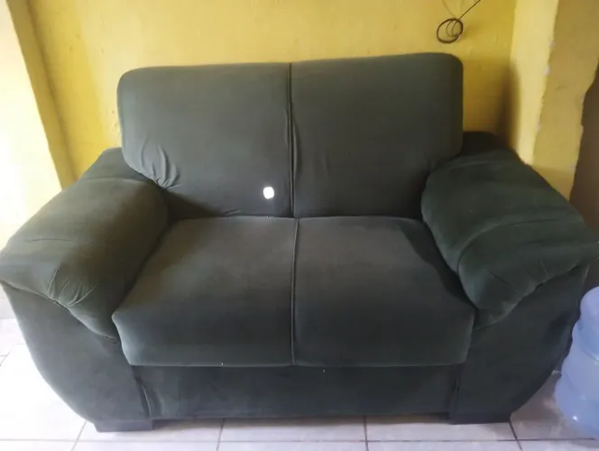Vendo um sofá 2 lugares verde