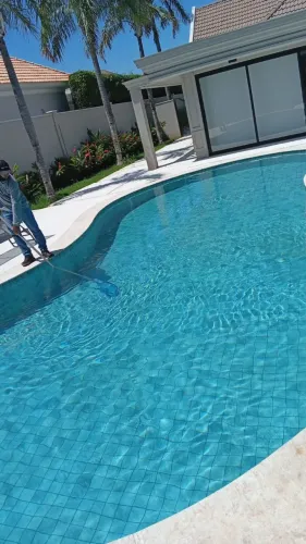 Limpeza e tratamento de piscinas
