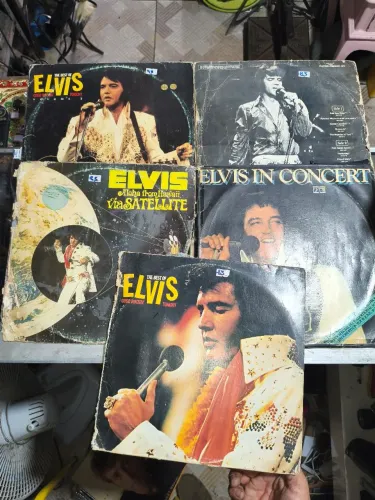 Cinco cinco disco de vinil de Elvis Presley sendo dois duplo