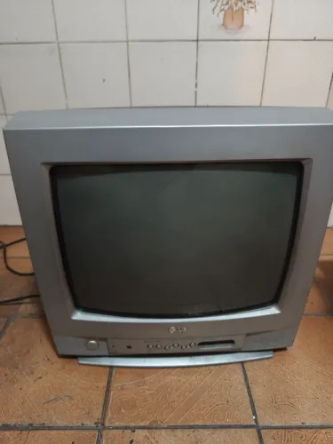 TV LG 14" de Tubo Antiga com Suporte - Funcionando