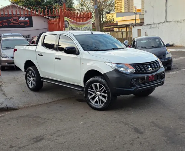 Mitsubishi L200 Triton Sport Outd. GLX 2.4 4X4 Mec. 2020