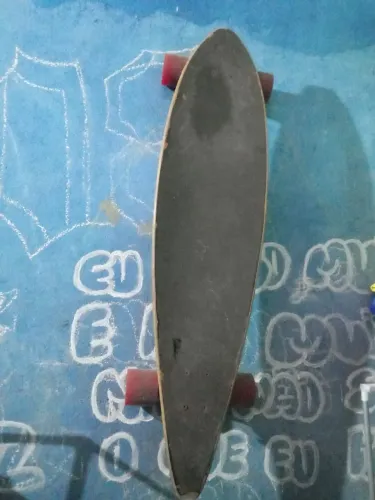 Longboard (skate) usando