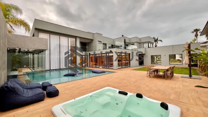 Casa nova reformada com piscina e área gourmet no Acapulco, Guaruja