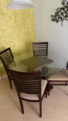 Conjunto de mesa com 4 cadeiras