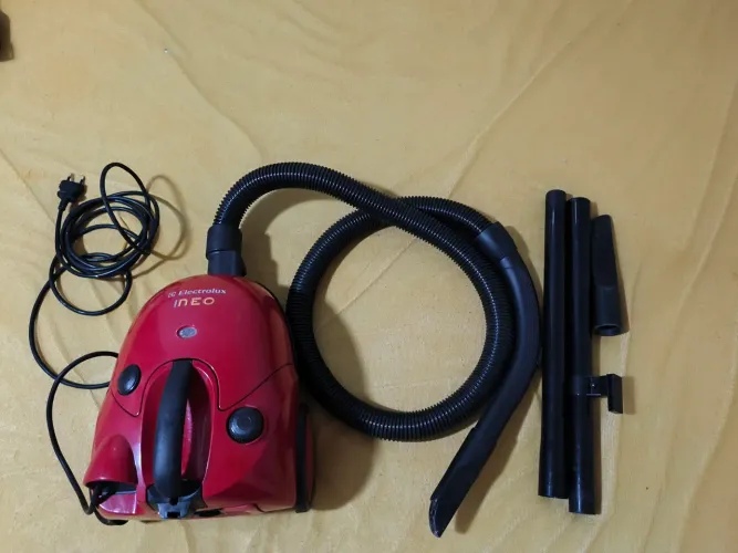Aspirador de pó vermelho eletrolux