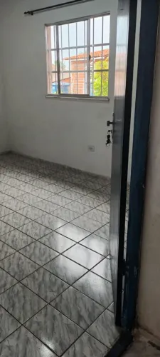 Aluga-se quarto incluso água e luz.