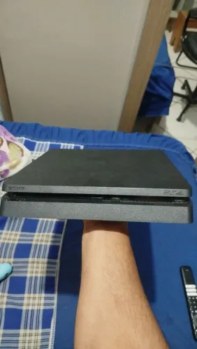 PS4 Slim 1TB com controle e 3 jogos, formatado e funcionando perfeitamente! Chama pv!!!