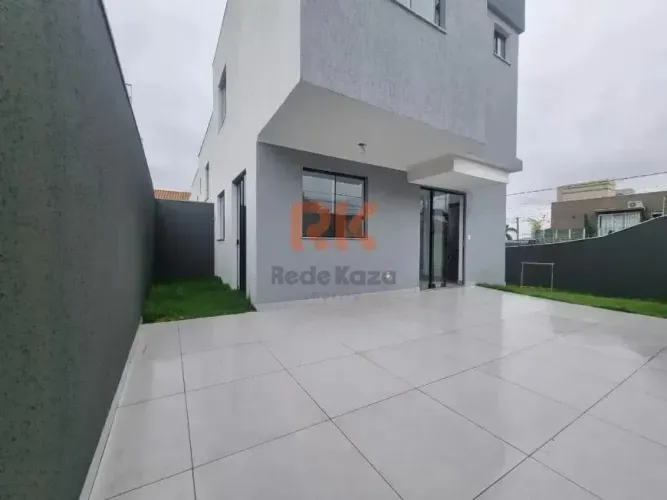 Casa geminada com excelente padrão de acabamento, localizada no bairro Santa Amélia
