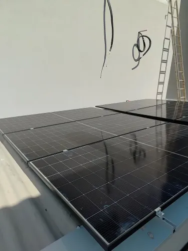 ? VAGA: AJUDANTE DE INSTALAÇÃO SOLAR<br>