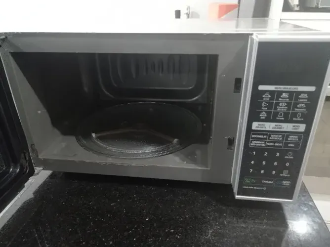 Micro-ondas LG (avariado para uso de peças)