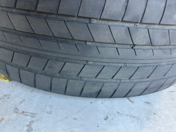 4 pneu Bridgestone 215/60/17, nunca vulcanizados 650.00, 2 bem mais de meia vida