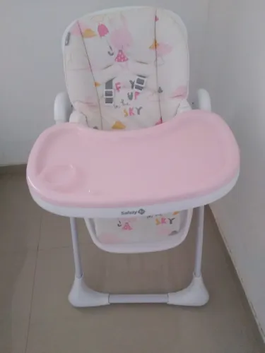 Cadeira de alimentação infantil.
