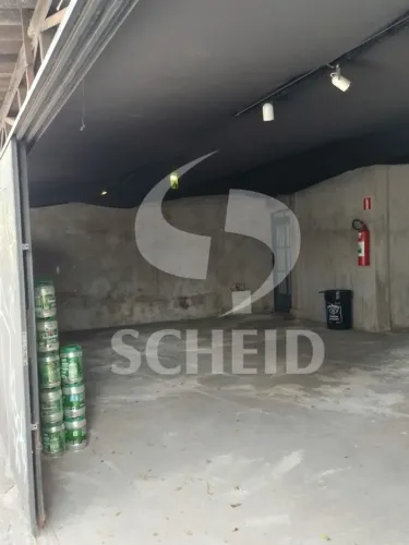 Galpão estilo loja comercial em avenida movimentada