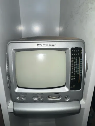 mini TV de tubo antiga com rádio integrado da marca Excess