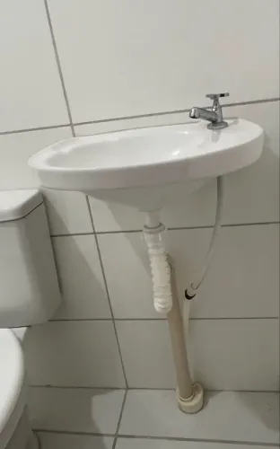 Pia de banheiro com torneira