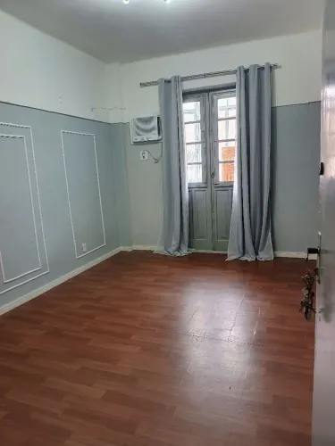 Excelente sala de frente para o comércio