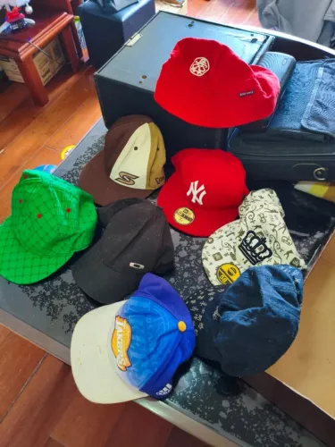 Kit com 8 Bonés e Chapéus Usados - Multimarcas (Lakers, Yankees, etc)