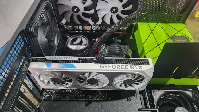 Placa de Vídeo Gigabyte NVIDIA GeForce RTX 4060 AERO OC, 8GB, GDDR6, DLSS, Ray Tracing,