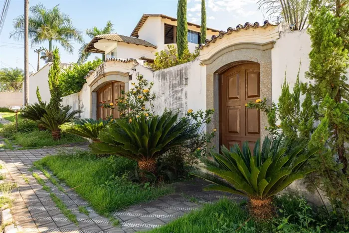 Sobrado residencial estilo colonial Paisagismo executado pelo maior Paisagista de Brasil R