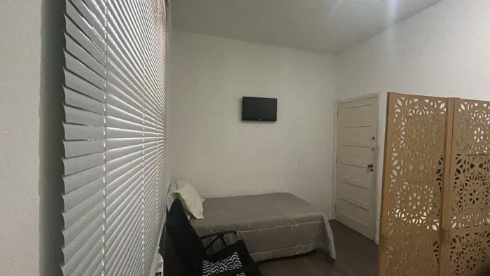 Quarto feminino mobiliado