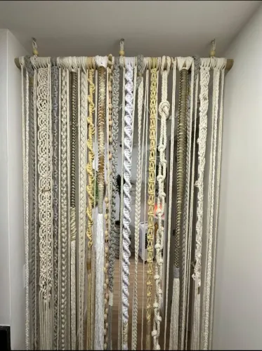 Cortina Artesanal em Macramê Com Cristais + 2 prendedores ( Bojo Chic/;Portal Decorativo)