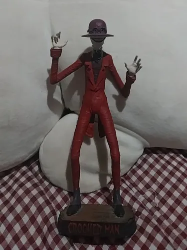 Estátua Crooked Man - Figura de Coleção