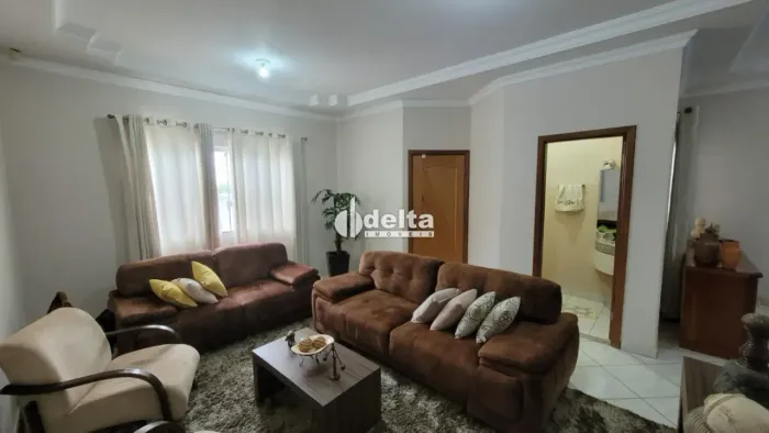 Casa com 3 quartos suítes disponível para venda no bairro Cidade Jardim Uberlândia-MG