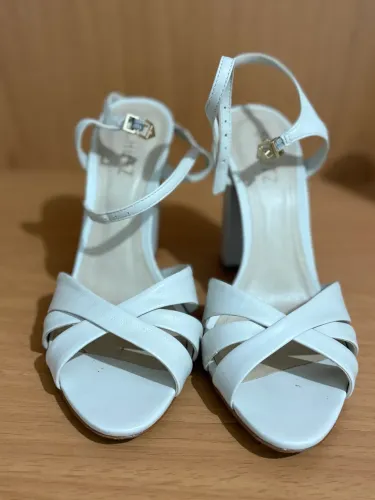 Sandália off white Schultz, 37