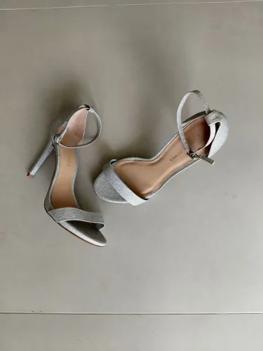 Sandália prata com brilho e salto fino, NOVA.