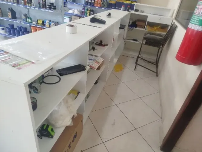 Balcão de vidro e caixa para loja