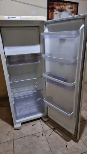 GELADEIRA ELECTROLUX,FROST FREE, ACOMPANHA GARANTIA DE 3 MESES !