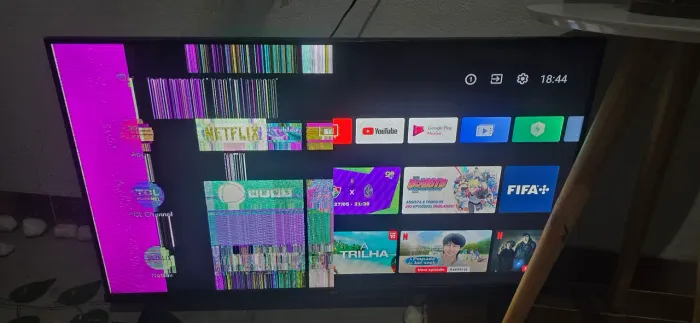 TV tcl, listras no lado esquerdo, não sei oque foi, liguei e estava assim 