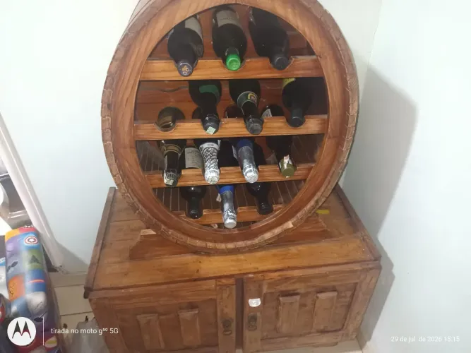 Adega de madeira com balcão 