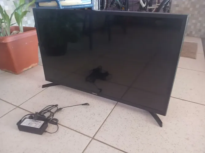 Tv samsung 32 polegadas 1 ano de uso, defeito na placa.