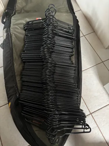 92 Cabides pretos resistentes sem danos