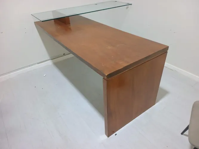 Mesa madeira em "L" 1.90 metro de comprimento e com tampo de vidro