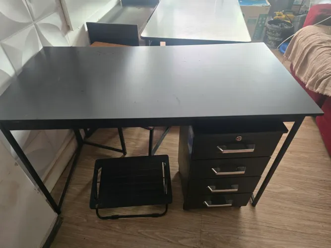 Mesa e gaveteiro