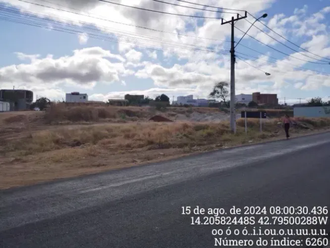 Imóvel para venda tem 10.000 metros quadrados em Centro - Guanambi - BA