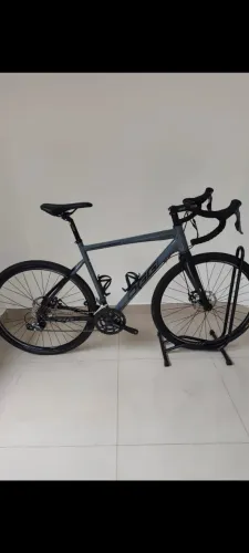 Bicicleta Oggi Velloce Disk 2025 tamanho L 56 cinza e preto usada impecável na garantia.