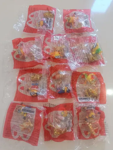 Coleção 11 pacotes com 2 unidades cada Minions dourados lacrados 2020