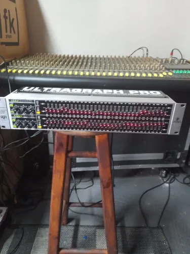 EGUALIZADOR 31 BANDAS BEHRINGER UTRAGRAPL NOVINHO PARA PESSOA EXIGENTE