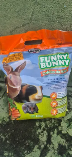 Ração e feno para coelhos