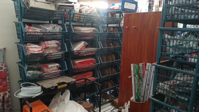 Vendo fundo de loja de material elétrico, hidráulica, ferramentas.