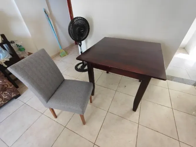 Mesa de jantar em madeira maciça e cadeiras novíssimas com estofamento total e em madeira