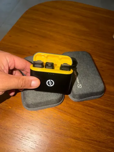 microfone de lapela duplo holyland lark c1 com saída lightning.